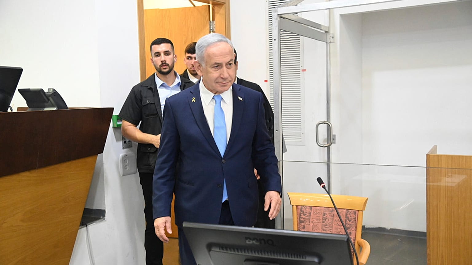 رئيس الوزراء الإسرائيلي بنيامين نتنياهو يحضر محاكمته بتهم الفساد في المحكمة الجزئية في تل أبيب، إسرائيل، الأربعاء، 12 مارس/آذار 2025