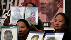 Tüntetők várták Rodrigo Duterte volt Fülöp-szigeteki elnököt Hágában 2025. március 12-én.