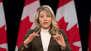 Kanada Dışişleri Bakanı Melanie Joly, Ottawa'da gümrük tarifeleriyle ilgili bir basın toplantısı sırasında bir soruya yanıt verirken, 12 Mart 2025