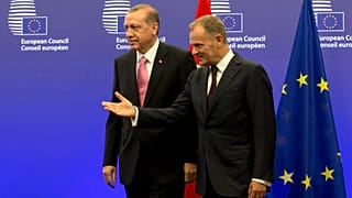 Ο πρόεδρος Ρετζέπ Ταγίπ Ερντογάν (αριστερά) και ο πρωθυπουργός της Πολωνίας Ντόναλντ Τουσκ (Αρχείο - 2015)