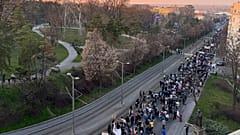 ARCHIV - Studenten und Bürger protestieren gegen den Tod von 15 Menschen, die im November beim Einsturz eines Bahnhofsvordachs ums Leben gekommen sind, 7. März 2025