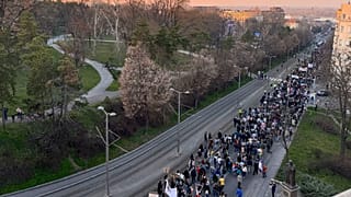Estudiantes de toda Serbia avanzan hacia Belgrado para la manifestación del 15 de marzo