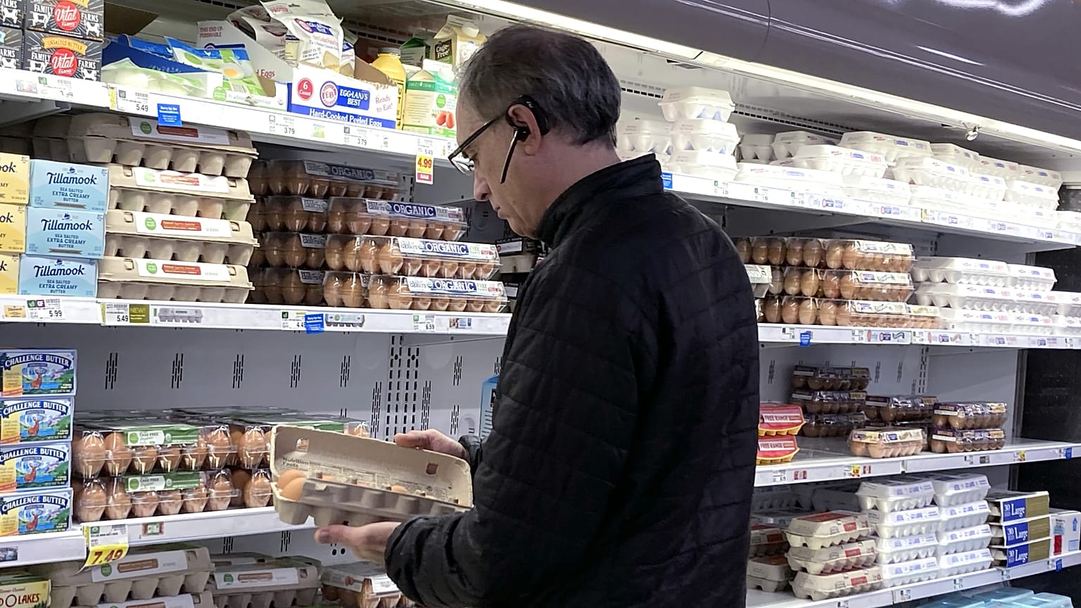 Glenview, Ill'deki bir markette bir müşteri alışveriş yapmadan önce yumurtaları kontrol ederken.
