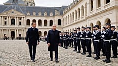 Fransa Cumhurbaşkanı Emmanuel Macron ve Özbekistan Cumhurbaşkanı Şavkat Mirziyoyev 12 Mart 2025 Çarşamba günü Paris'te düzenlenen resmi karşılama töreninde birlikleri denetliyor.