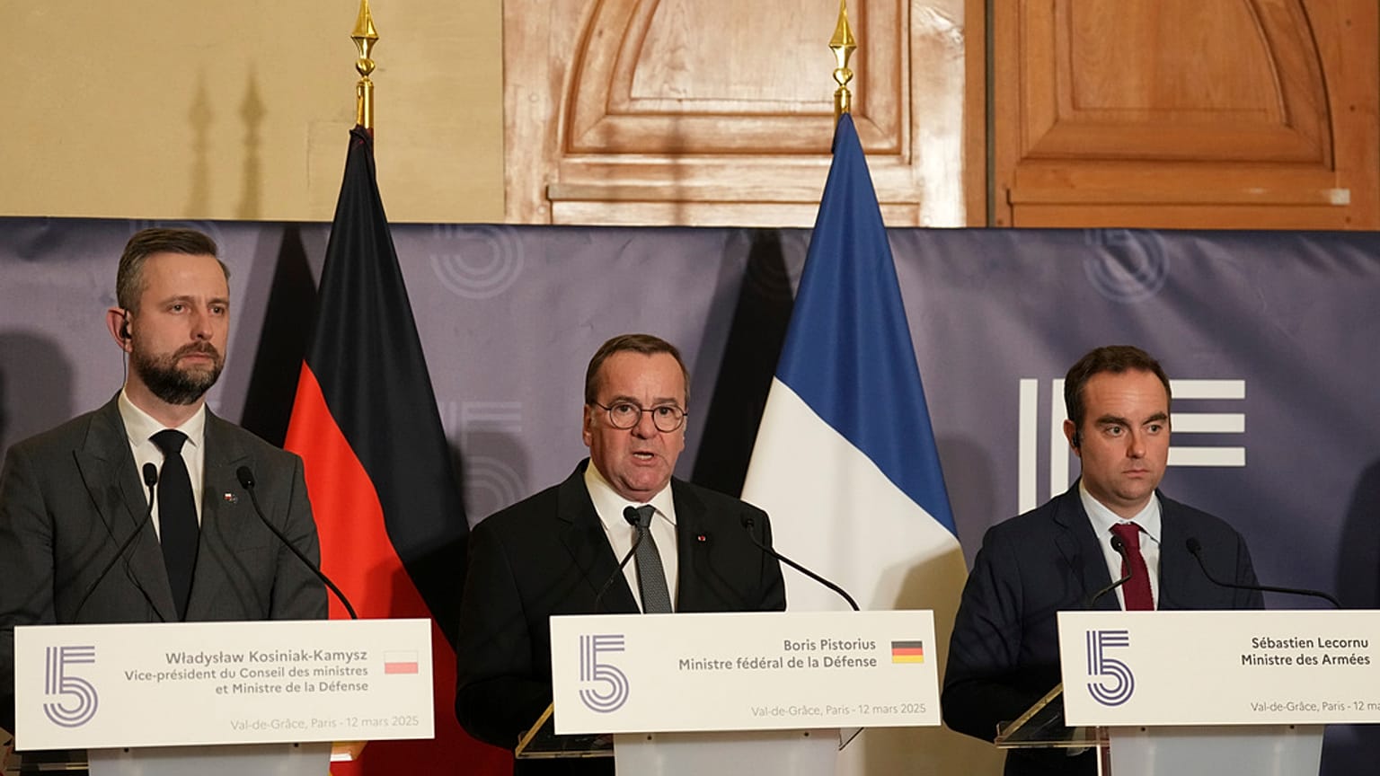 Die Verteidigungsminister Wladyslaw Kosiniak-Kamysz, Boris Pistorius und Sebastien Lecornu nahmen an einer Pressekonferenz in Paris teil