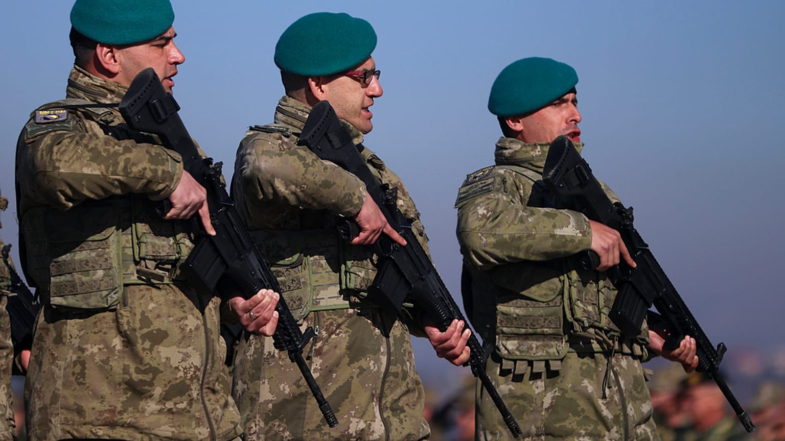 EUFOR-Soldaten marschieren während der Zeremonie zum Kommandowechsel auf dem Stützpunkt Butmir in Sarajewo, Bosnien, am Mittwoch, 31. Januar 2024.