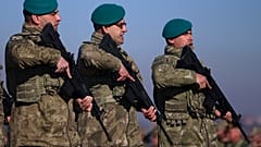 EUFOR-Soldaten marschieren während der Zeremonie zum Kommandowechsel auf dem Stützpunkt Butmir in Sarajewo, Bosnien, am Mittwoch, 31. Januar 2024.