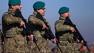 Soldados da EUFOR marcham durante a cerimónia de mudança de comando na base de Butmir em Sarajevo, Bósnia, quarta-feira, 31 de janeiro de 2024.