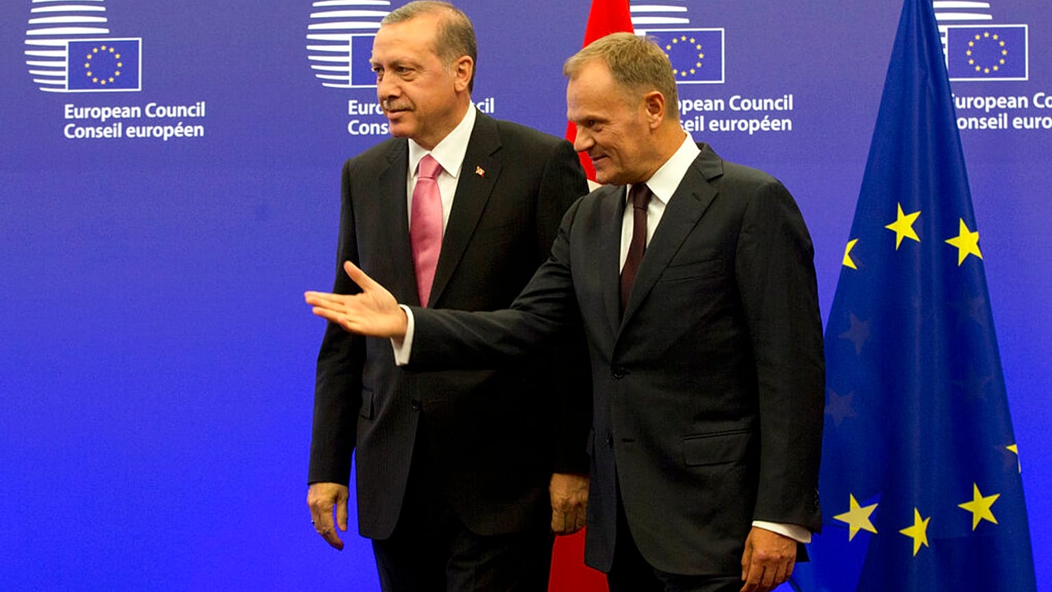 Prezydent Turcji Recep Tayyip Erdogan powitany przez przewodniczącego Rady Europejskiej Donalda Tuska przed spotkaniem w budynku Rady UE w Brukseli w poniedziałek, 5 października 2015 r.