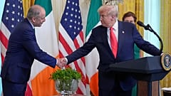 Irlands Premierminister Micheál Martin schüttelt Präsident Donald Trump während einer Veranstaltung im East Room des Weißen Hauses in Washington die Hand, Mittwoch, 12. März 2025.