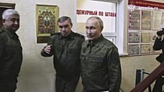 Az orosz elnöki hivatal fotója: Vlagyimir Putyin a kurszki katonai parancsnokságon