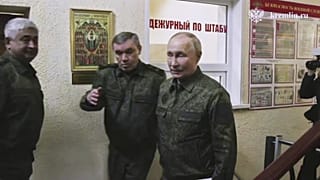 Az orosz elnöki hivatal fotója: Vlagyimir Putyin a kurszki katonai parancsnokságon