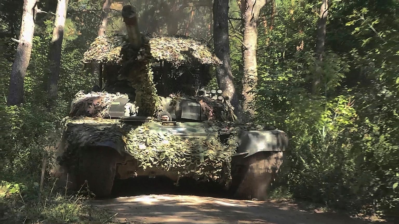 ARQUIVO - Nesta foto tirada de um vídeo divulgado pelo Ministério da Defesa russo em 17 de agosto de 2024, um tanque russo T-72B3M é visto em um local não revelado.
