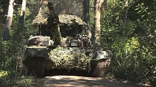 DATEI - Auf diesem Foto aus einem vom russischen Verteidigungsministerium am 17. August 2024 veröffentlichten Video ist ein russischer T-72B3M-Panzer an einem ungenannten Ort zu sehen.