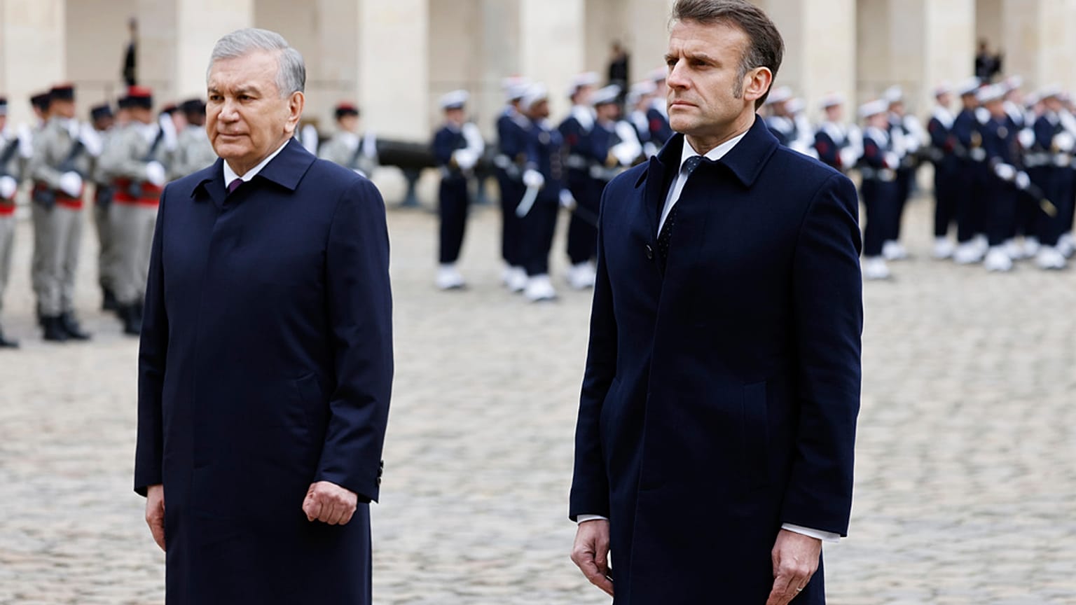 Prezydent Francji Emmanuel Macron i prezydent Uzbekistanu Shavkat Mirziyoyev podczas oficjalnej wizyty w Paryżu.