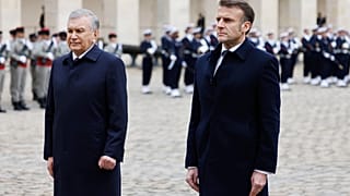 Prezydent Francji Emmanuel Macron i prezydent Uzbekistanu Shavkat Mirziyoyev podczas oficjalnej wizyty w Paryżu.