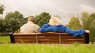 Una pareja sentada en un banco