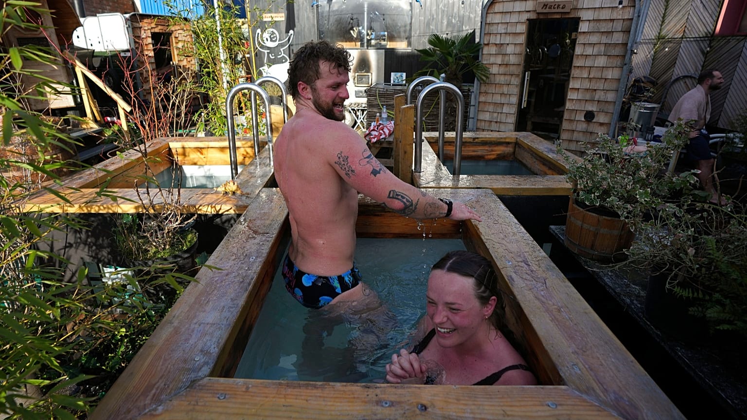 Callum Heinrich, à gauche, et Ella Price, profitent de leur séance de sauna au Hackney Wick Community Sauna Baths, à Londres, mardi 25 février 2025.
