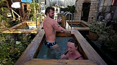Callum Heinrich, a la izquierda, y Ella Price, disfrutan de su sesión de sauna en los baños comunitarios de Hackney Wick, en Londres, el martes 25 de febrero de 2025.