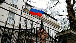 Российский флаг развевается у консульского отдела посольства РФ в Лондоне. 22 февраля 2022 г. 