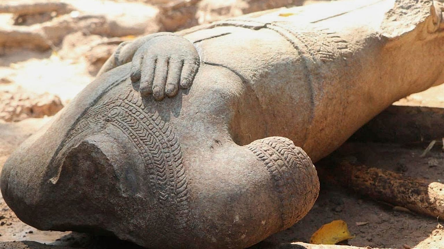 تمثال مقطوع الرأس حفره علماء الآثار في مجمع معبد أنغكور في مقاطعة سيم ريب في كمبوديا