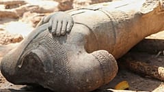 Kamboçya'nın Siem Reap eyaletindeki Angkor tapınak kompleksinde arkeologlar tarafından kazılan başsız heykel
