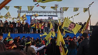 يحمل أكراد أعلام أوجلان خلال تجمع في القامشلي