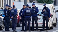 DATEI: Belgische Polizei patrouilliert hinter einem abgesperrten Bereich in Brüssel, 17. Oktober 2023