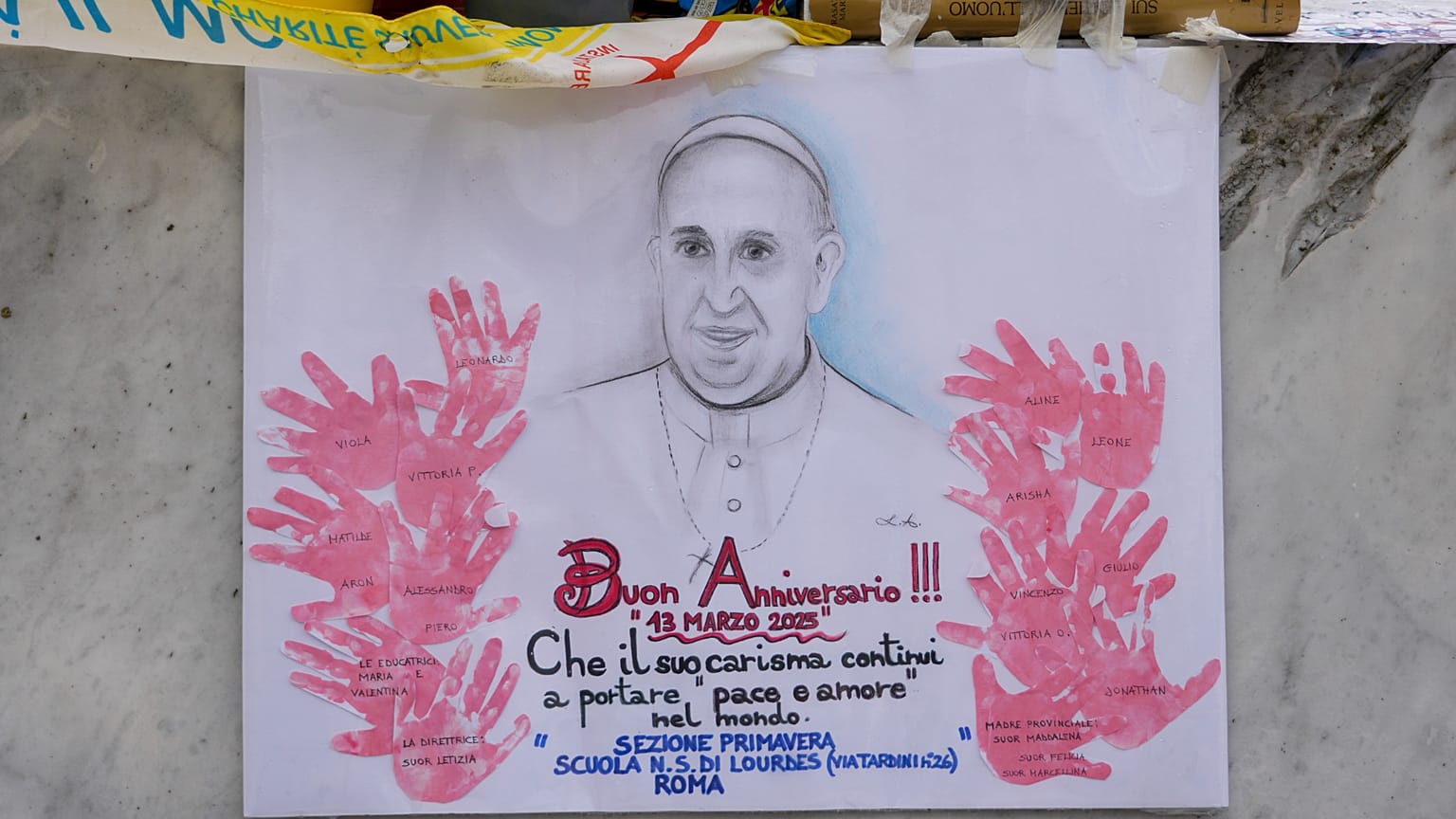 Plakat przedstawiający papieża Franciszka z napisem "Szczęśliwej rocznicy" wykonany przez klasę uczniów i pozostawiony w Policlinico Agostino Gemelli (13 marca 2025 r.)