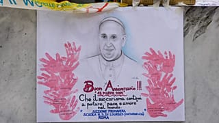Bir sınıf öğrencisi tarafından yapılan ve Policlinico Agostino Gemelli'ye bırakılan Papa Francis'i tasvir eden ve üzerinde 'Mutlu Yıllar' yazan bir poster, 13 Mart 2025