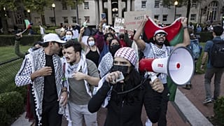 Mahmoud Khalil (balról a 2.) Hamász-párti tüntetőkkel a Columbia campusán