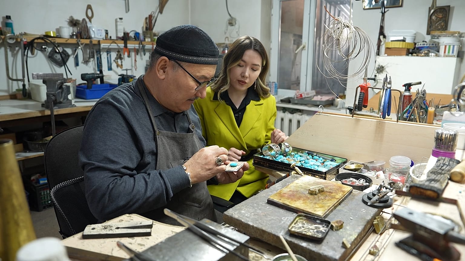 Repensar la joyería kazaja: Cómo los artesanos dan un giro moderno a la tradición