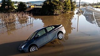 Imagen de un vehículo parcialmente sumergido en el agua tras la inundación registrada en la Ruta Estatal 121 cerca de Schellville, en California.