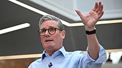 Der britische Premierminister Keir Starmer kündigt die Abschaffung des NHS England an.
