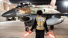 Bewaffnete Flugzeuge der israelischen Luftwaffe starten von einem unbekannten Ort aus zum Angriff auf den Iran, 26. Oktober 2024