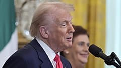 Präsident Donald Trump spricht während einer Veranstaltung mit Irlands Premierminister Micheál Martin im East Room des Weißen Hauses in Washington. 12. März 2025.