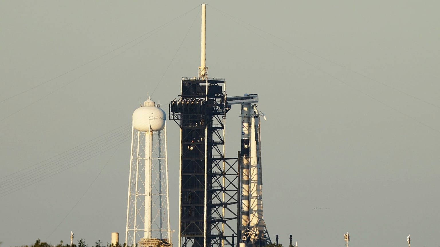 Crew Dragon uzay aracında dört kişilik mürettebatı taşıyan SpaceX Falcon 9 roketi, Kennedy Uzay Merkezi'ndeki 39A pistinden fırlatılacaktı.