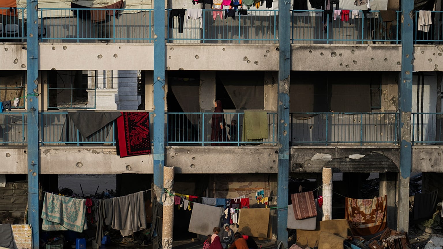 Yerinden edilmiş Filistinliler, Filistinli mültecilere yardım eden BM kuruluşu UNRWA tarafından işletilen bir okulda yaşıyor, Pazar, 9 Mart 2025