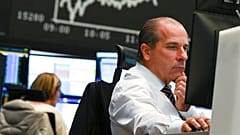 Archivo: Un operador bursátil mira sus monitores en la sala de negociación de la Bolsa de Fráncfort, en Fráncfort (Alemania), el viernes 26 de noviembre de 2021.