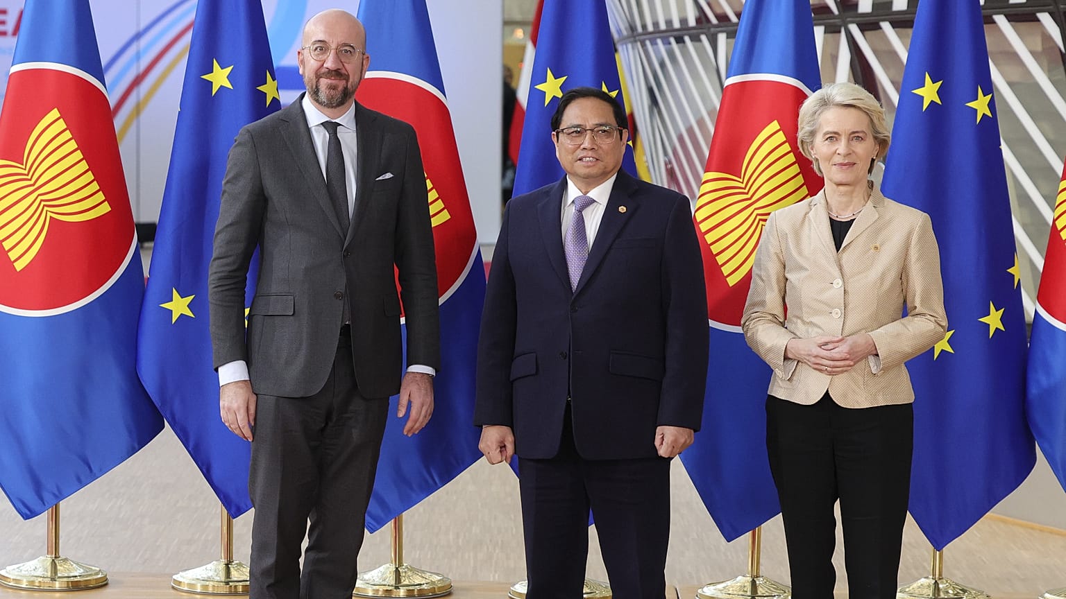 La presidenta de la Comisión Europea, a la derecha, y el presidente del Consejo Europeo, a la izquierda, posan con el primer ministro de Vietnam en Bruselas, el 14 de diciembr