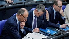 Hıristiyan Demokrat Birlik Partisi (CDU) Genel Başkanı Friedrich Merz, milletvekilleri Thorsten Frei ve Alexander Dobrint'in yanında otururken, 13 Mart 2025