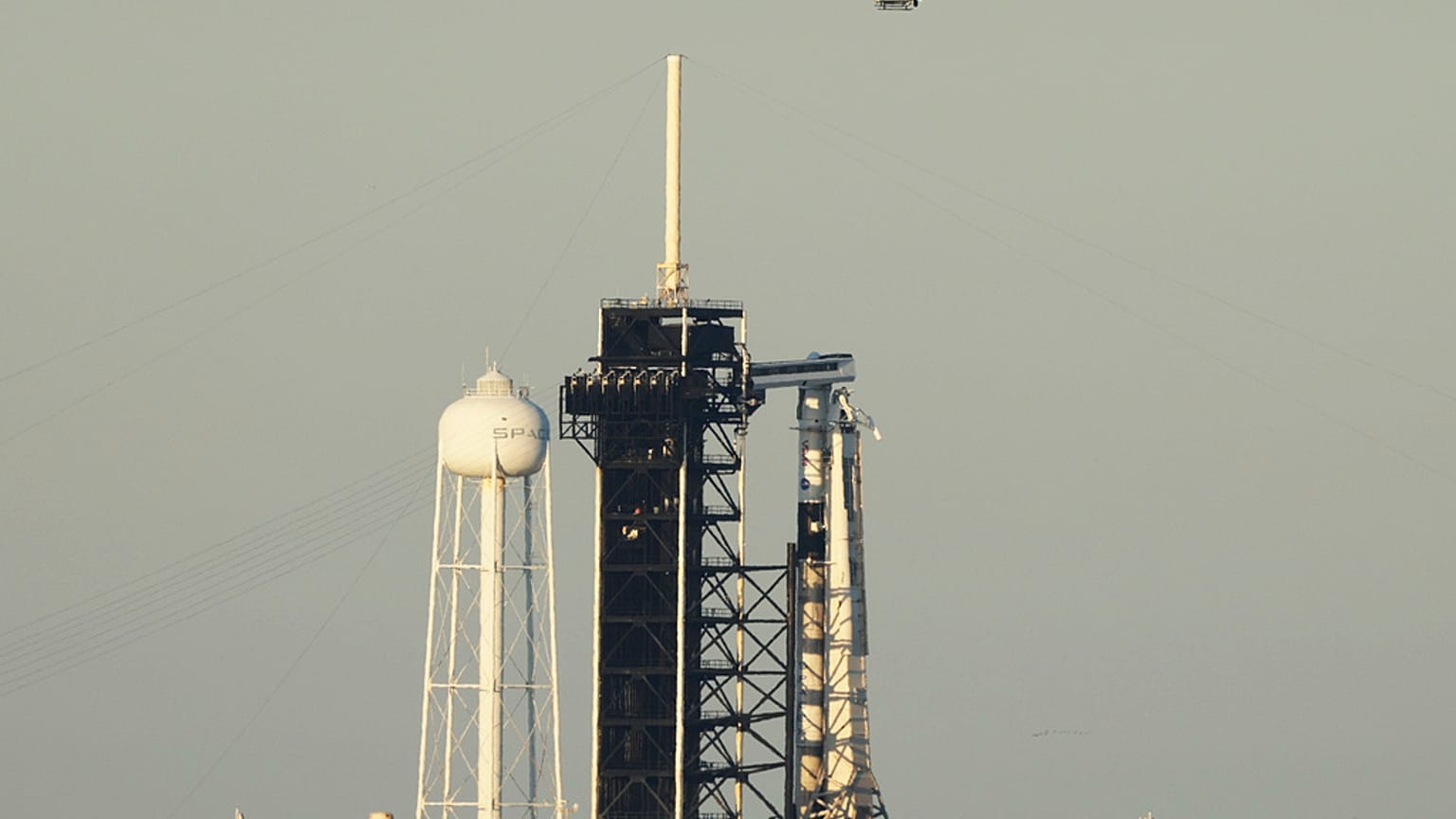 Rakieta SpaceX Falcon 9 z czteroosobową załogą na pokładzie statku kosmicznego Crew Dragon została wyczyszczona przed startem w celu odbycia misji na ISS