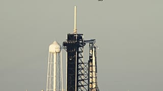 Rakieta SpaceX Falcon 9 z czteroosobową załogą na pokładzie statku kosmicznego Crew Dragon została wyczyszczona przed startem w celu odbycia misji na ISS
