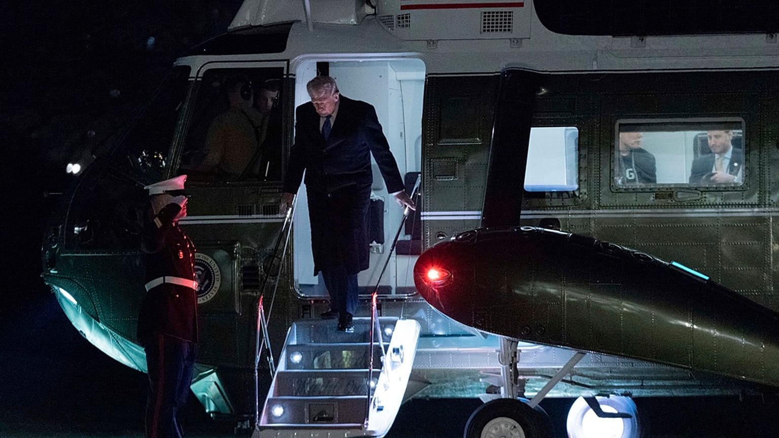 ABD Başkanı Donald Trump, Marine One'ın merdivenlerinden inerken, 9 Mart 2025