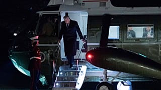 ABD Başkanı Donald Trump, Marine One'ın merdivenlerinden inerken, 9 Mart 2025