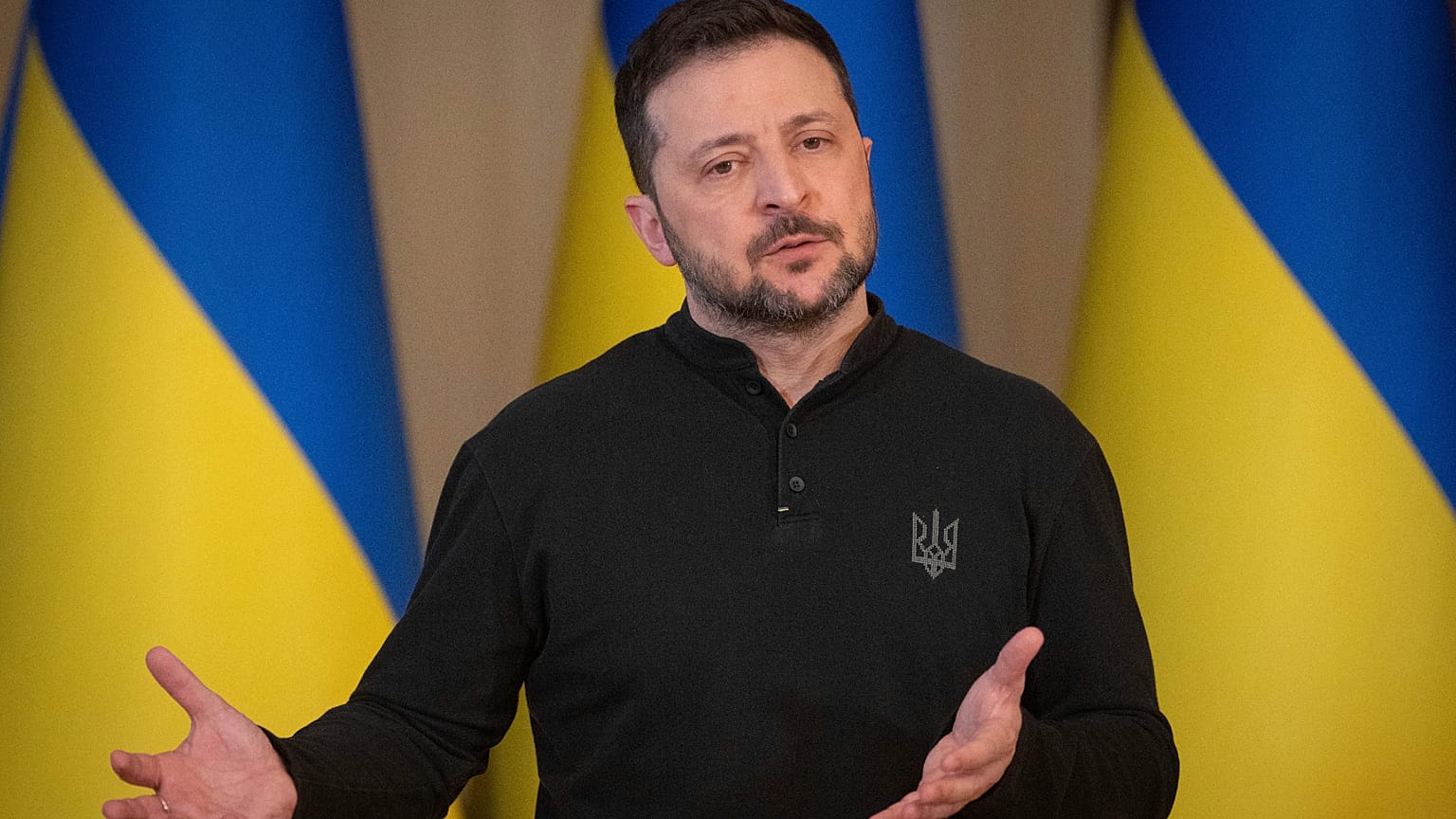 Президент Украины Владимир Зеленский выступает на брифинге в Киеве, 12 марта 2025 года.