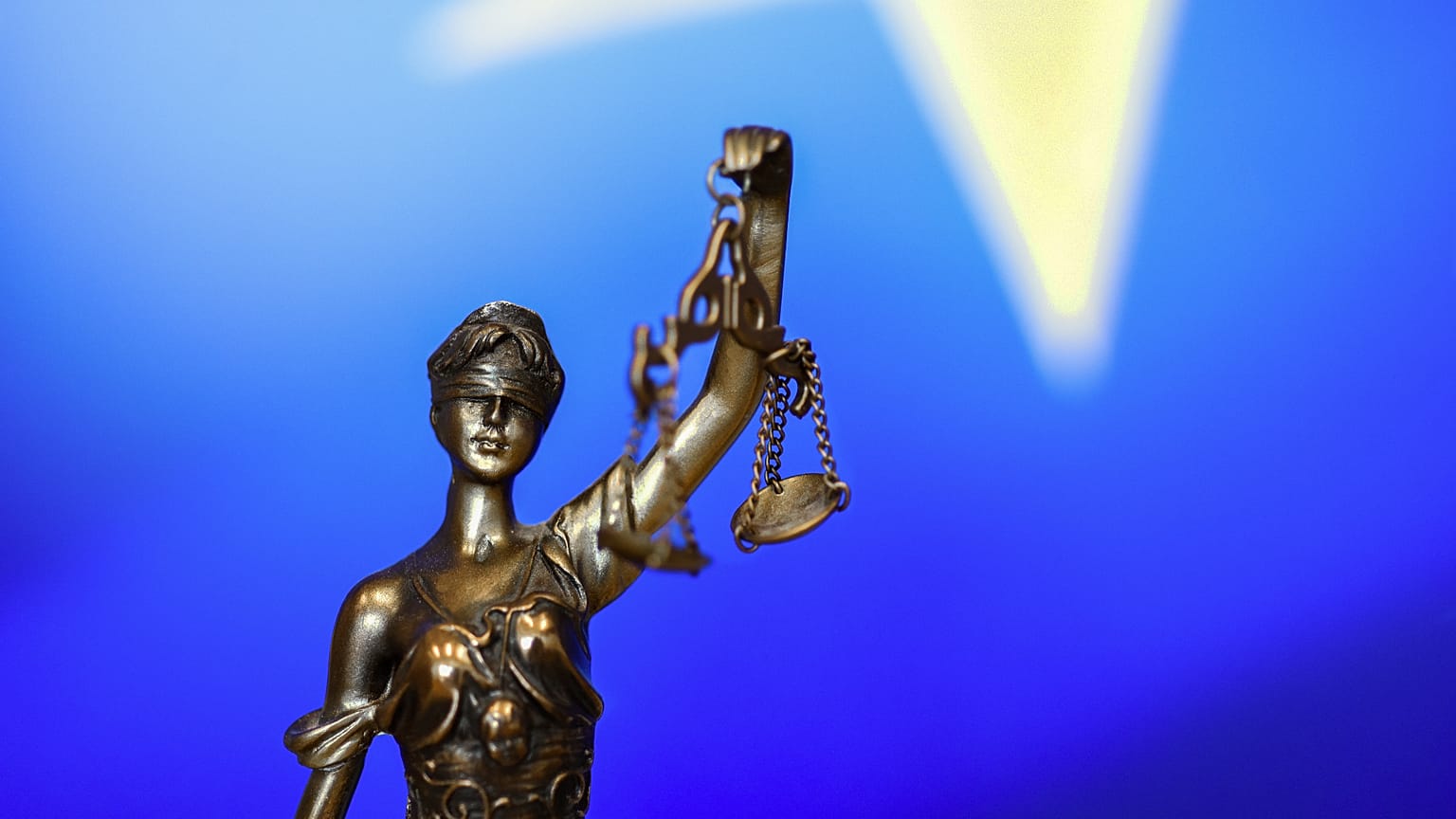 Σύμφωνα με έκθεση που δημοσιεύθηκε πρόσφατα, παρατηρείται εδώ και χρόνια επιδείνωση του κράτους δικαίου στην ΕΕ.