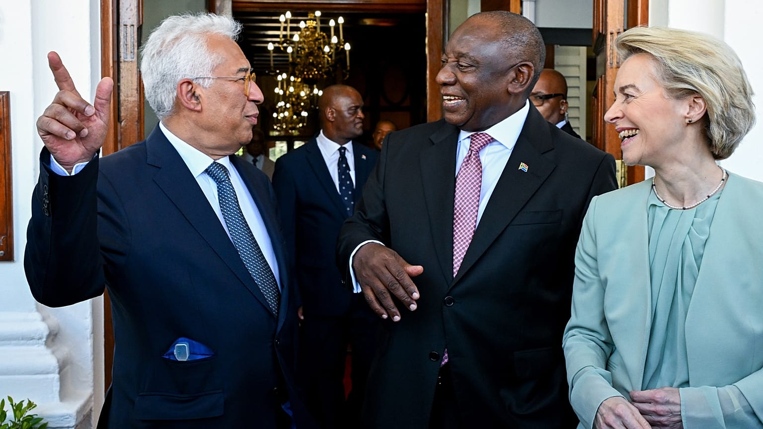 Von der Leyen ve Antonio Costa, Güney Afrika'nın başkenti Cape Town'da Cumhurbaşkanı Cyril Ramaphosa ile birlikte, 2025