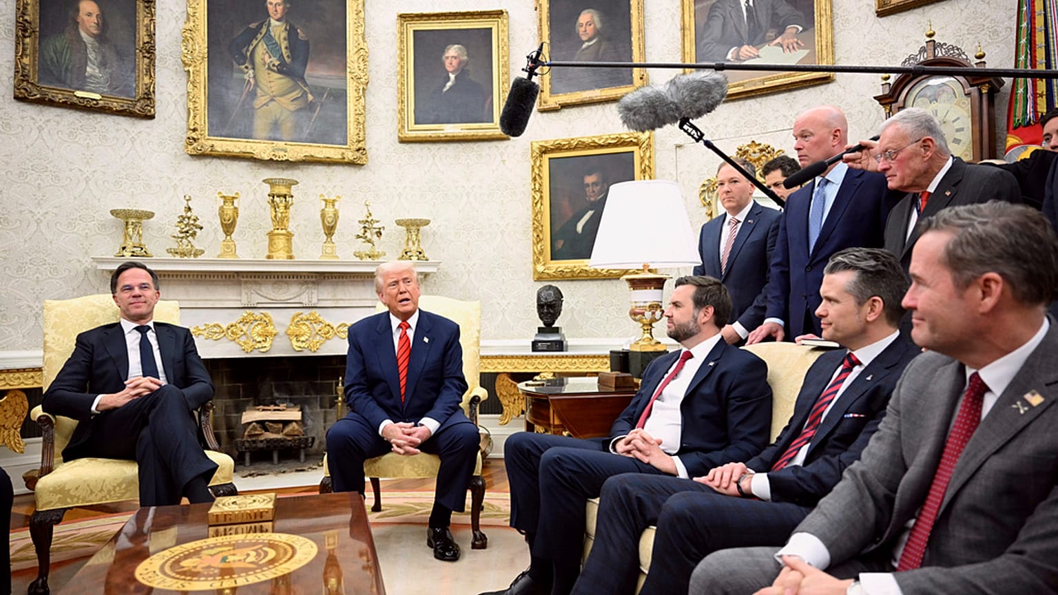 ABD Başkanı Donald Trump, NATO Genel Sekreteri Mark Rutte (solda) ve Beyaz Saray Ulusal Güvenlik Danışmanı Mike Walz (sağda) ile yaptığı görüşme sırasında konuşurken, 2025