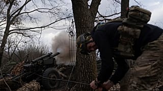 Ein ukrainischer Soldat der Khartia-Brigade, bekannt unter dem Rufzeichen "Krystal", feuert eine Haubitze M101 auf russische Stellungen in der Region Charkiw, Ukraine, Mittwoch, 12. März 2025.